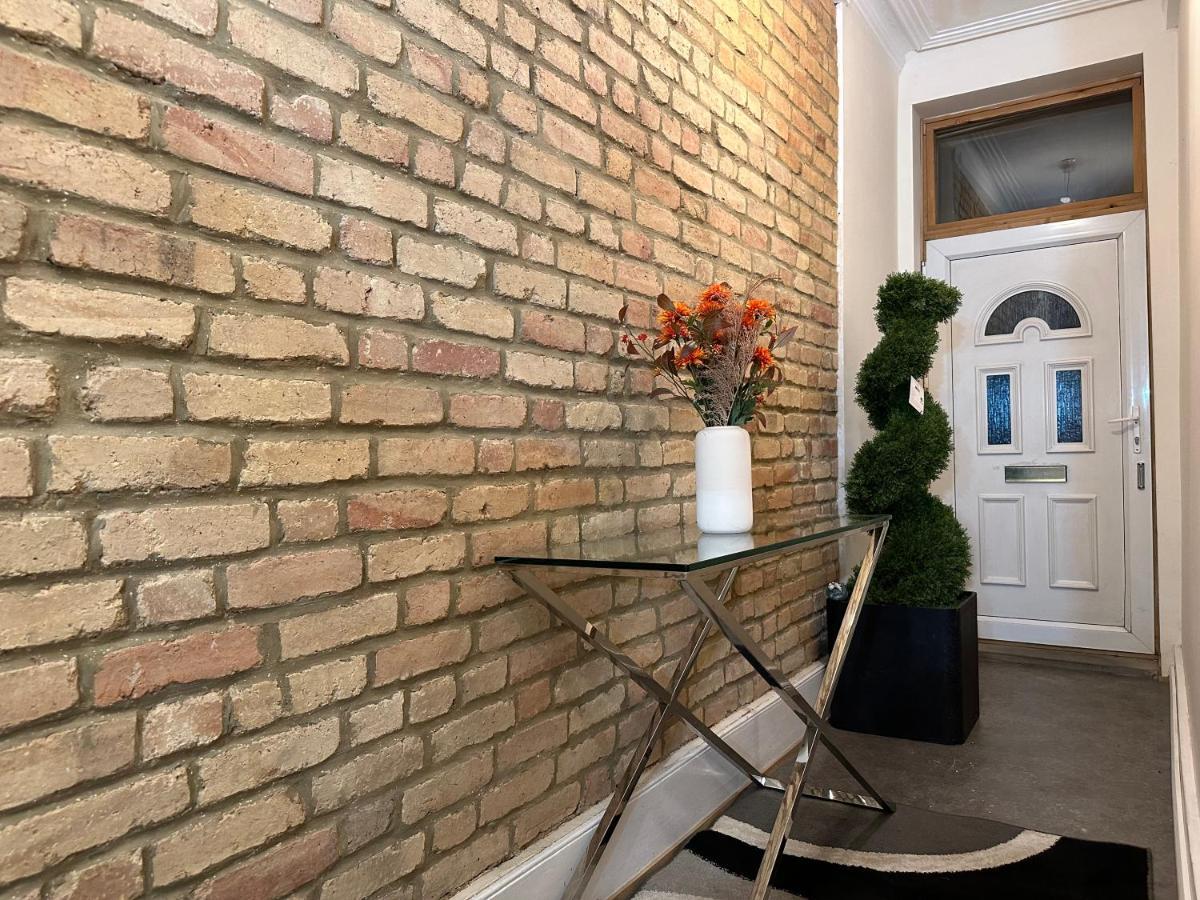 North London A Spacious 7 Bedroom House Accommodating Up To 18 People Complete With Own Gym And Table Tennis Exterior foto